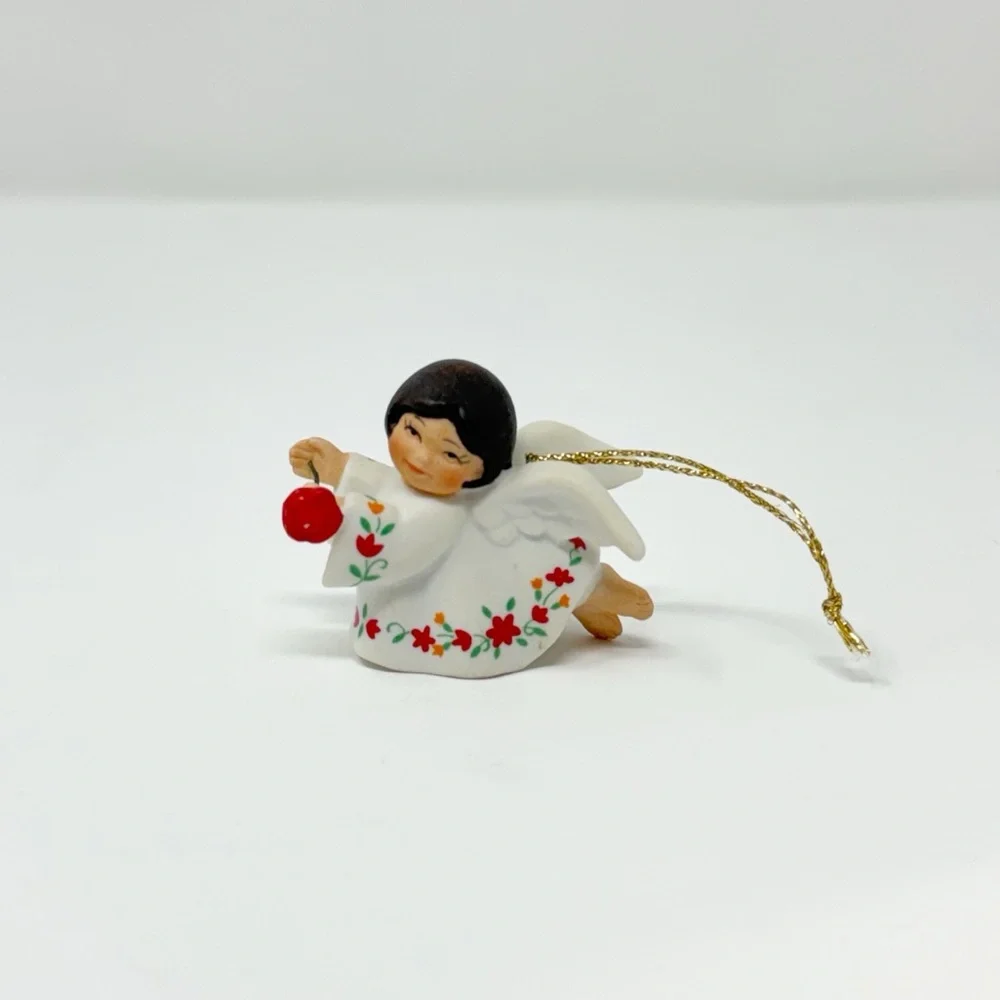 Avon Vintage Angel Ornament 1983 White Porcelain Ceramic Cherub Flower Garland